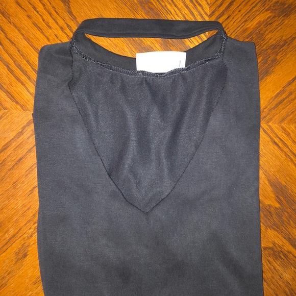 V neck - Picture 2 of 3